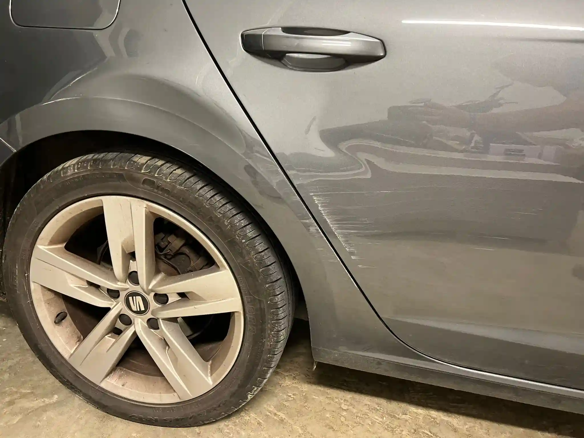 Leistungen : Kratzer und Dellen an einem grauen Fahrzeug – Unfallinstandsetzung und Lackausbesserung bei der Lackiererei in Schmallenberg.