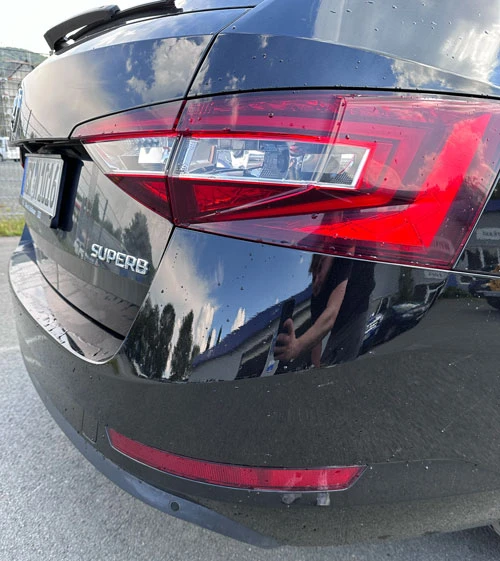 Heck eines schwarzen Škoda Superb mit repariertem Stoßfänger – Smart Repair durch die Lackiererei in Schmallenberg für schnelle und präzise Ausbesserungen.