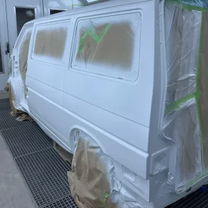 Vorbereitungsarbeiten für die Lackierung eines VW T5 – professionelle Abklebung und Grundierung durch die Lackiererei in Schmallenberg.
