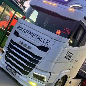 Lackierter DAF-LKW bei Nachtaufnahme – großflächige LKW-Lackierungen durch die erfahrene Lackiererei in Schmallenberg.