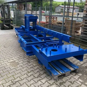 Frisch lackierter Maschinenrahmen in kräftigem Blau – professionelle Industrielackierung von der Lackiererei in Schmallenberg.